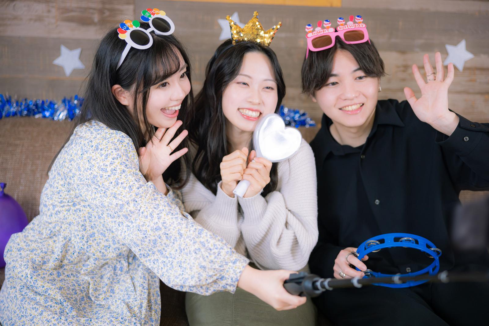 仮装小物を着けたグループが楽しそうに笑顔でパーティゲームをしている［モデル：河村友歌 SHUN 吉屋ゆり］