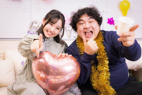 幸運の紙コップの威力は凄すぎるぜ〜パーティーで盛り上がるカップル