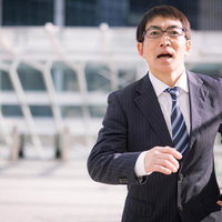 ブーメランが返ってこない急ぎの会社員の写真