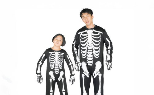 お客様、デモ機の前に椅子を置いて作業をするのはご遠慮下さい。