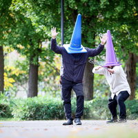 引っこ抜かれて、あなただけについて行く三角コーンの写真