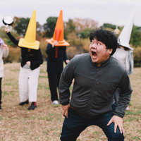 現場からは異常です、逃げ回る犯罪者を追跡する人々の写真