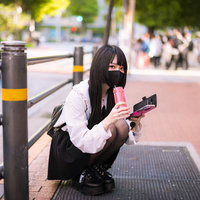 歩きスマホじゃないよ、街角で立ち止まってスマートフォンを操作する地雷系女性の写真