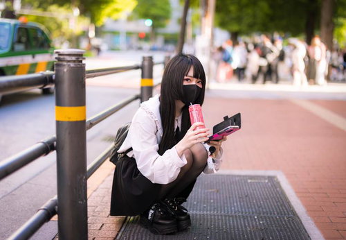 歩きスマホじゃないよ、街角で立ち止まってスマートフォンを操作する地雷系女性