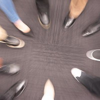 うちの従業員って9人だよね、一致団結して円陣を組む瞬間の写真