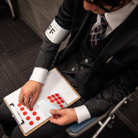 決勝戦のフォーメーションをシールで案内する男性の写真