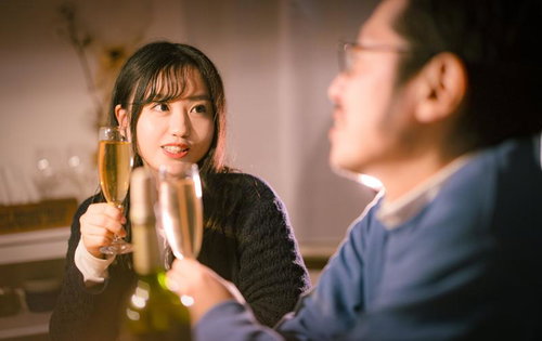 ほんとに一杯だけだからね、とシャンパンで乾杯するカップル