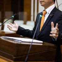 終わらない1人ジャンケン：議会で訴える議員の写真