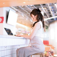 お客様、デモ機の前に椅子を置いて作業をするのはご遠慮下さい。の写真