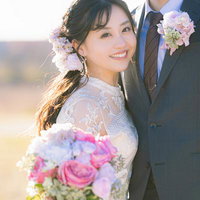 一般男性との結婚をSNSで報告するアイドル、夕焼けの中でブーケを持つ花嫁姿の写真