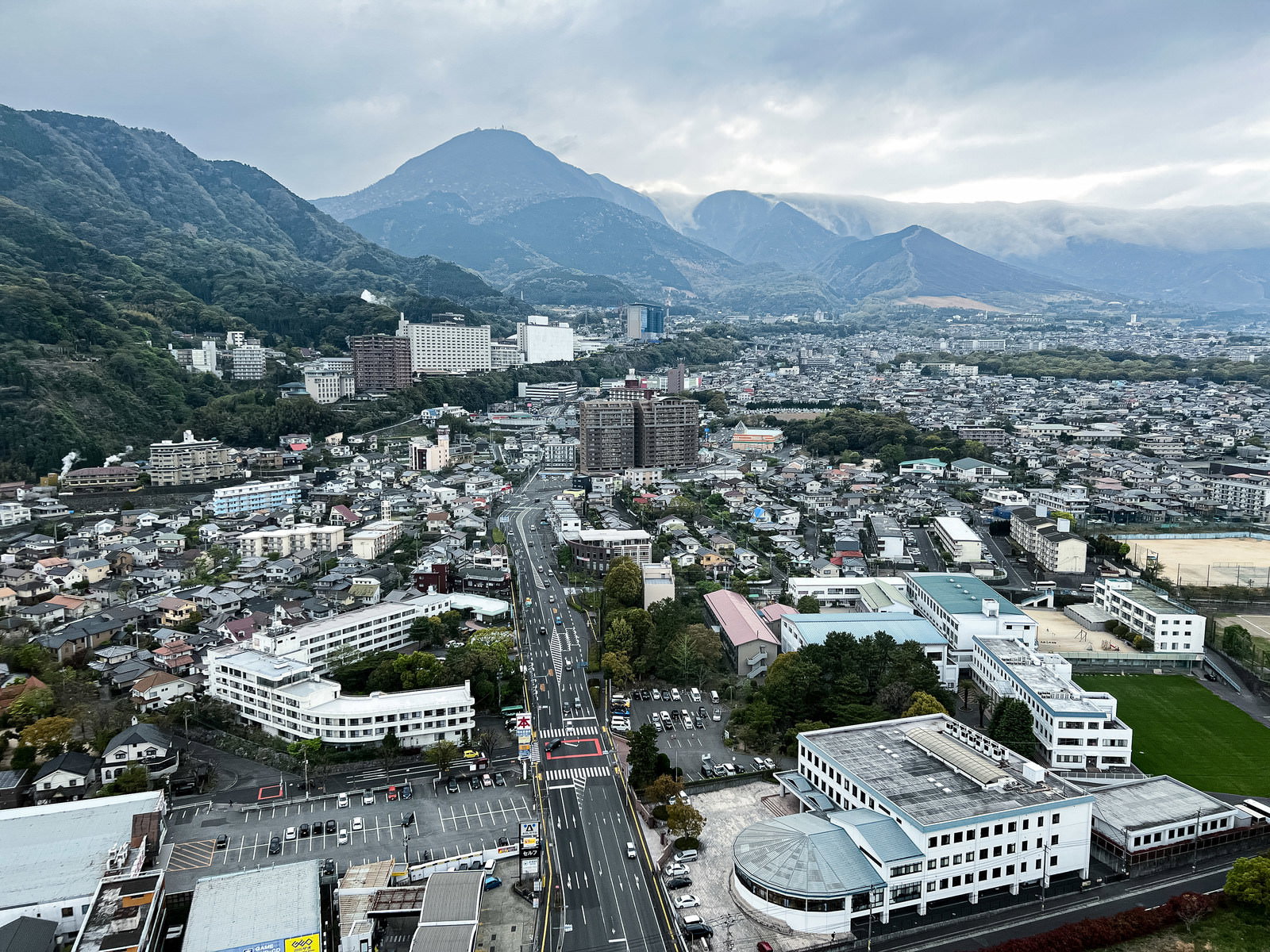 別府グローバルタワーから見た別府市街地と山々の風景