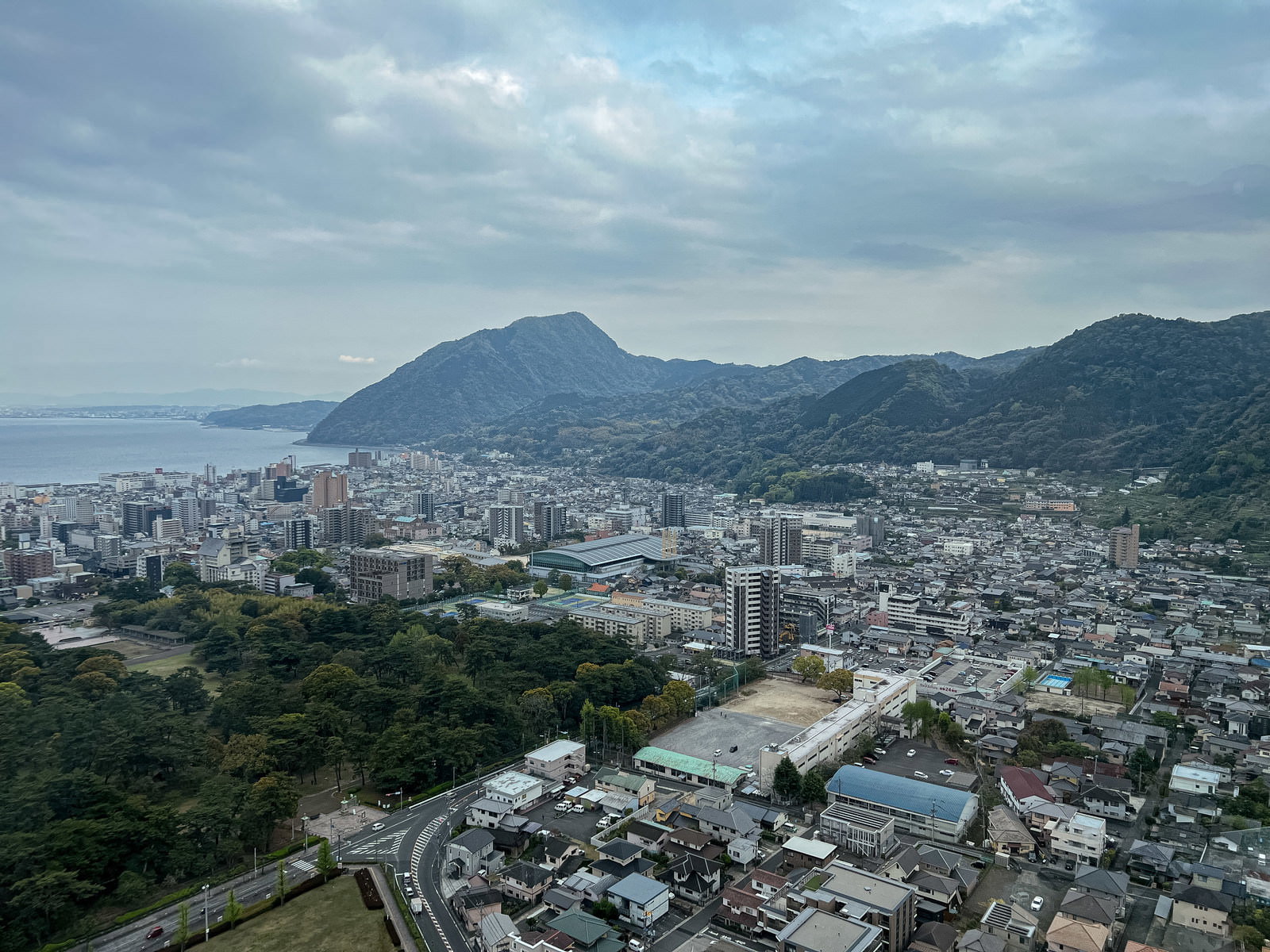 別府グローバルタワーから撮影した別府温泉街の街並みと山々の景色