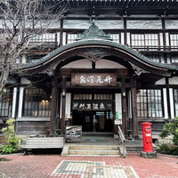 別府の竹瓦温泉、江戸時代から続く木造建築の外観の写真