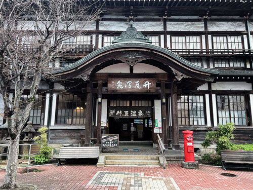 別府の竹瓦温泉、江戸時代から続く木造建築の外観