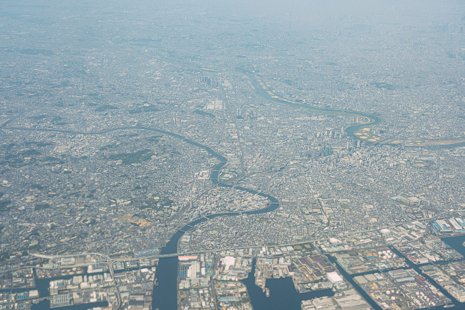 上空から撮影した鶴見川周辺の街並みと住宅地の航空写真