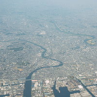 上空から見た鶴見川と多摩川周辺の街並みと住宅地の写真