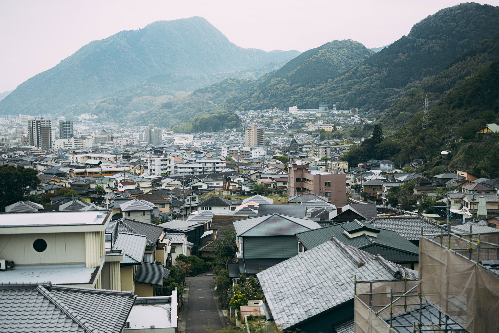 山に囲まれた別府温泉街を高台から見下ろした街並みの風景