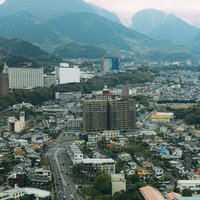 別府グローバルタワーから撮影した北西の街並みと山々の写真