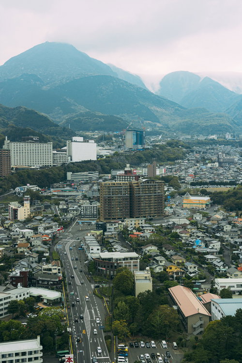 別府グローバルタワーから撮影した北西の街並みと山々