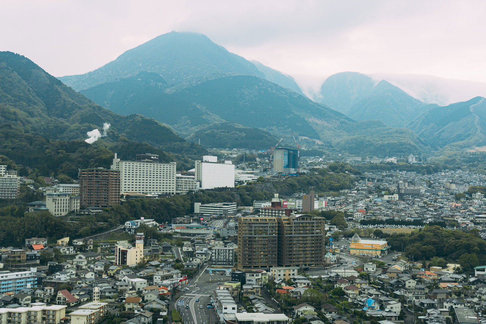 別府国際コンベンションセンター最上階から撮影した別府温泉街とグローバルタワー