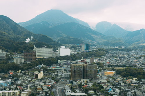 別府国際コンベンションセンター最上階から撮影したグローバルタワーと温泉街の夕景