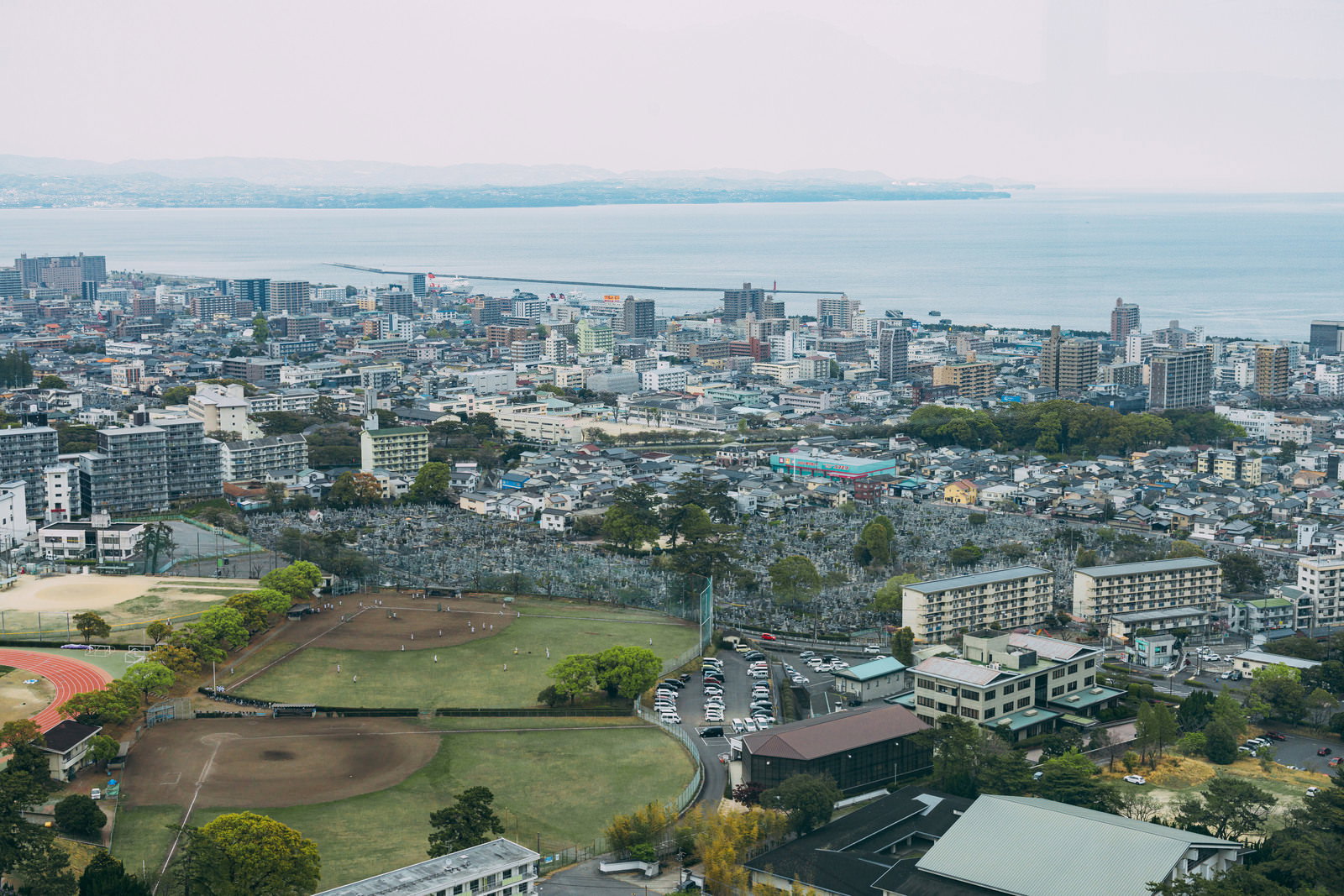 別府グローバルタワーから見た別府市街地と野球場方面の眺望