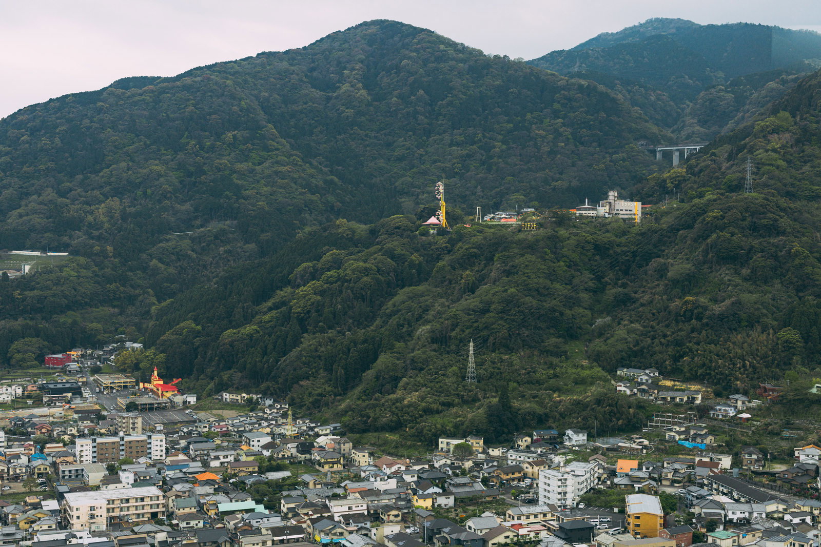 別府グローバルタワーから撮影した別府ラクテンチ方面の街並み