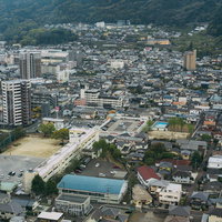 別府グローバルタワーからの南側の眺め、住宅街と山々を望むの写真