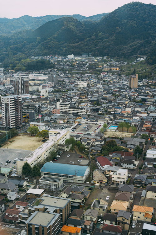 別府グローバルタワーからの南側の眺め、住宅街と山々を望む
