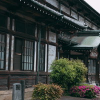 明治12年創業の竹瓦温泉の木造建築外観と温泉施設の写真