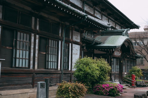 明治12年創業の竹瓦温泉の木造建築外観と温泉施設