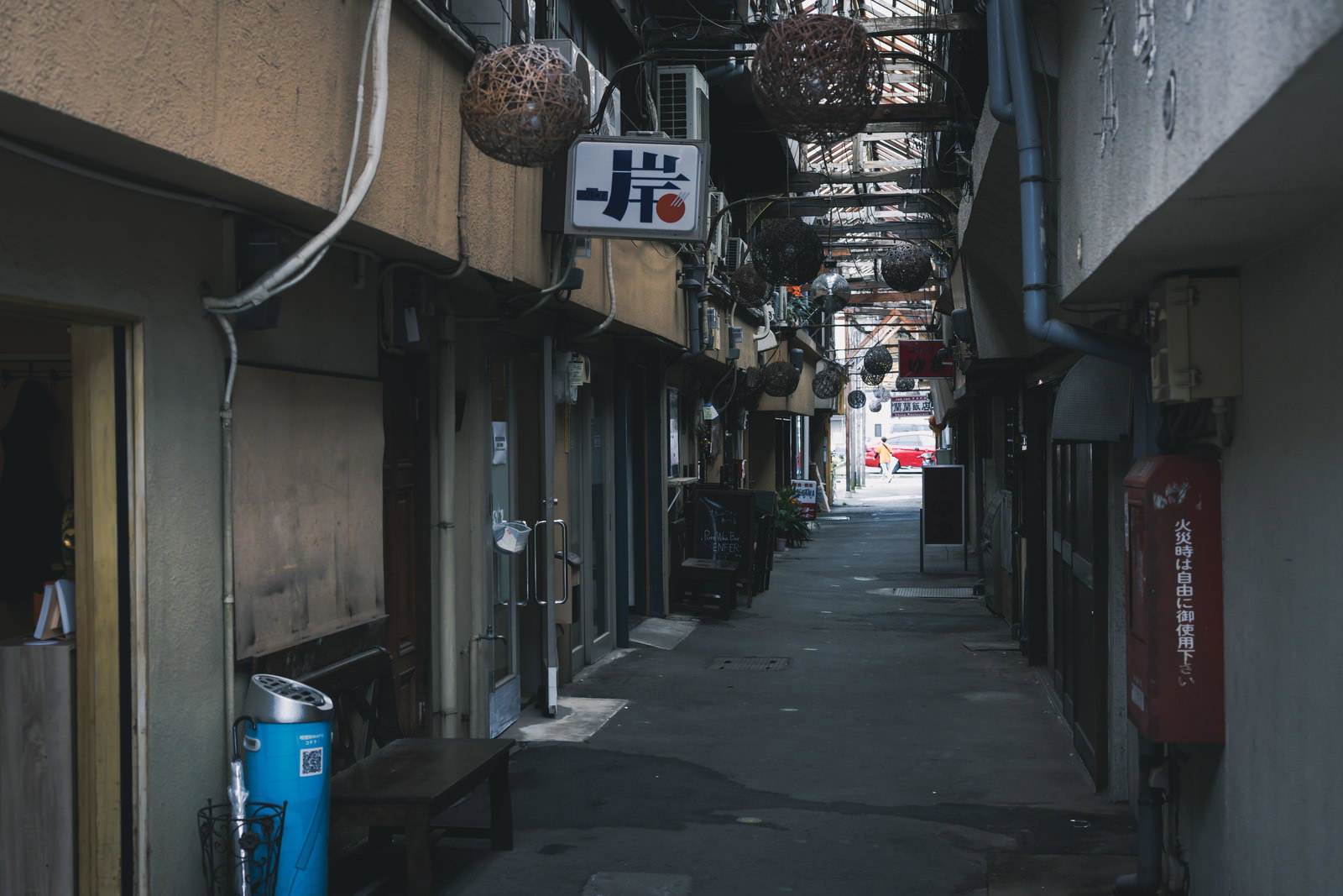 昭和レトロな雰囲気の別府温泉街にある竹瓦小路のアーケード商店街