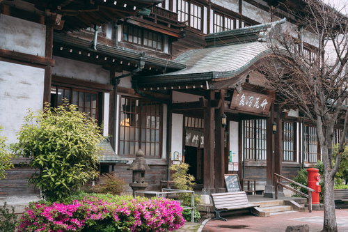 由緒ある温泉施設「竹瓦温泉」