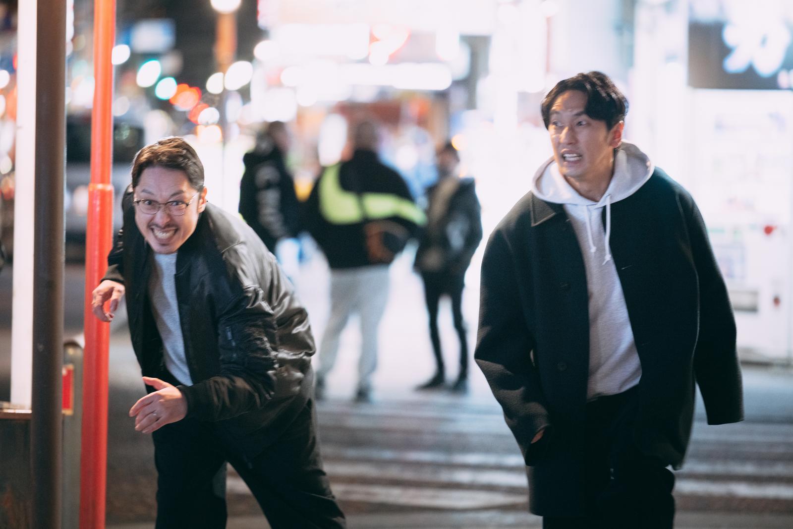 夜の街で全力ダッシュする男性［モデル：ゆうせい 大川竜弥］