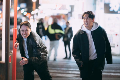 白線以外はマグマだからなと夜の街を全力ダッシュする男性