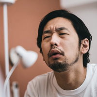 いつの間にかこんなに伸びた無精髭に驚く男性の写真