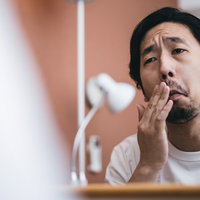 ステイホーム中も洗面台で鼻毛のチェックは欠かさない男性の写真