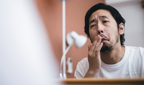 ステイホーム中も洗面台で鼻毛のチェックは欠かさない男性