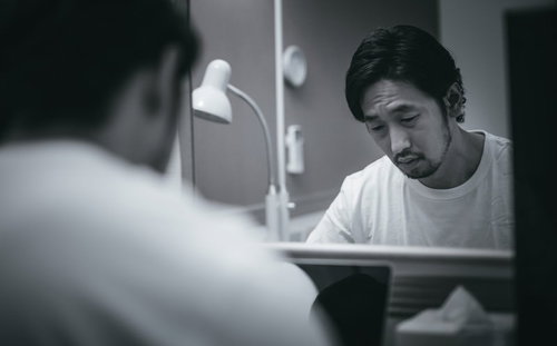 3度目のチェンジ失敗、洗面台で落ち込む無精髭の男性