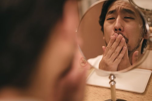 うわっ...私の髭伸びすぎ...？（鏡越しバージョン）