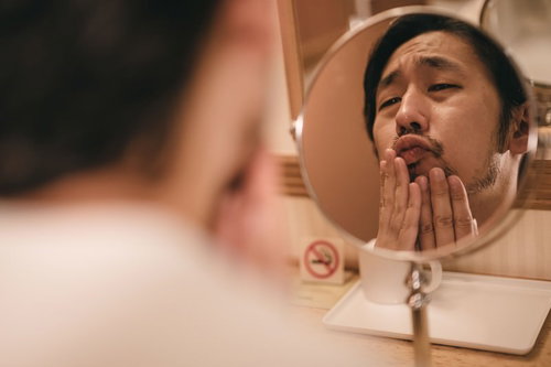 恋人に「キス顔がキモい」と言われ鏡を見て落ち込む男性