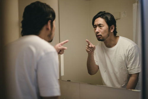 起きたら髭面男子になっていた件、鏡で確認