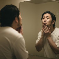 髭の脱毛をしようか悩む洗面所の男性のモーニングルーティーンの写真