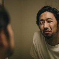 徹夜で月曜日を迎える無精髭の男性の疲労した表情の写真