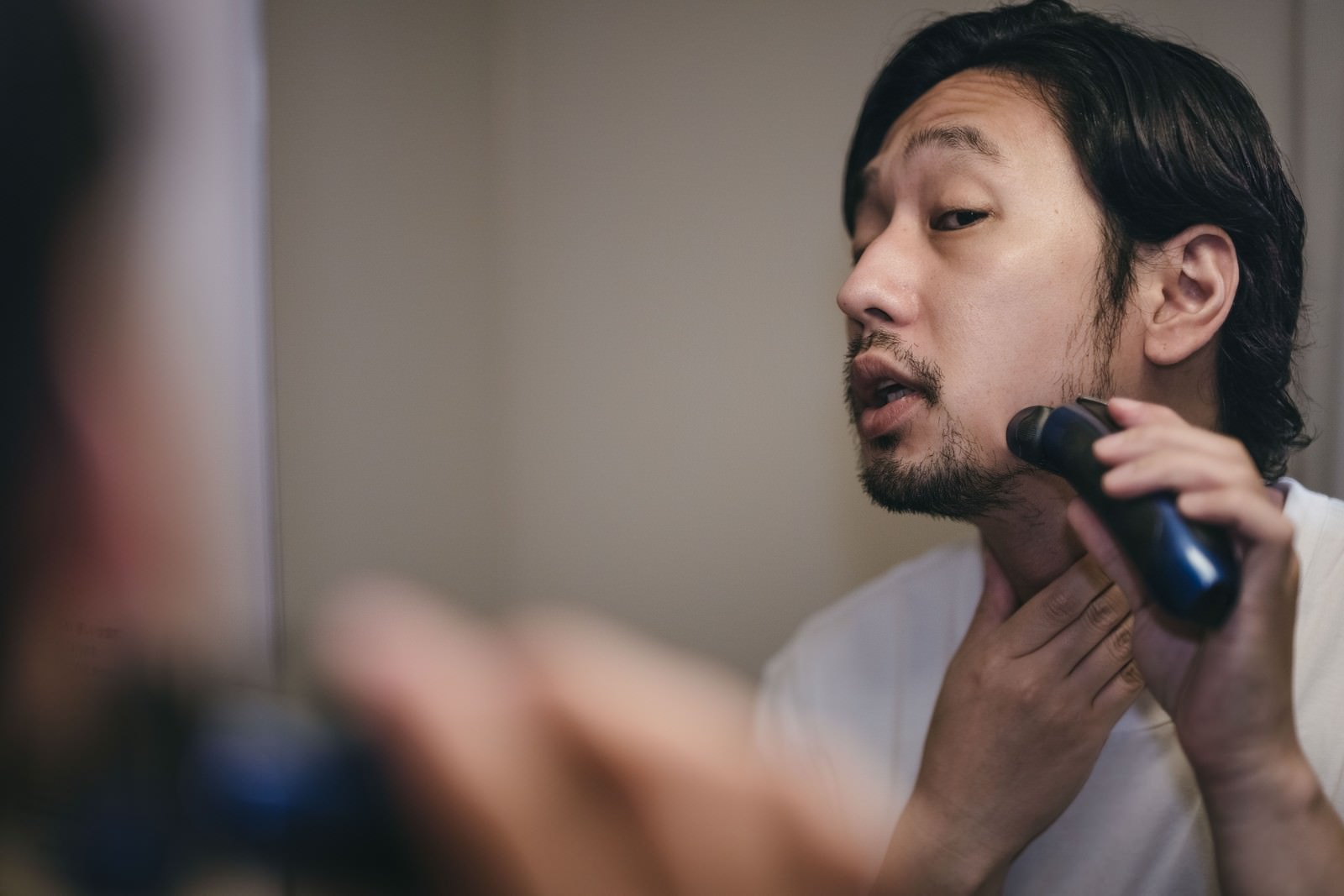 電気シェーバーで髭を剃る男性のモーニングルーティーン［モデル：大川竜弥］