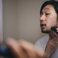 朝起きて電気シェーバーで髭を剃るモーニングルーティーンの写真
