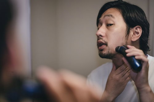 朝起きて電気シェーバーで髭を剃るモーニングルーティーン