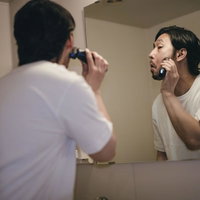 いつもより念入りにシェービング中の男性の朝のルーティンの写真