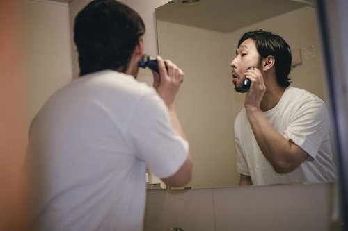 いつもより念入りにシェービング中の男性の朝のルーティン