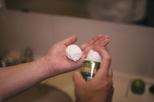 手の平に乗せたシェービング用の泡とクリーム